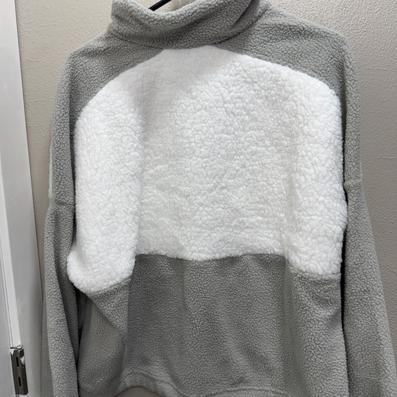 Columbia Gray and White Fleece Jacket - Picture 2 of 4